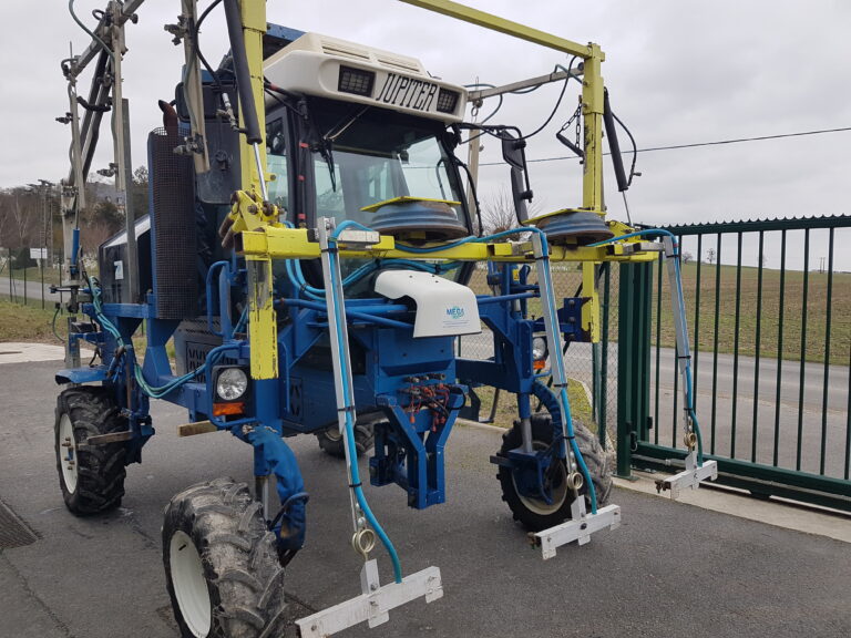 rampe de désherbage viticole sur tracteur